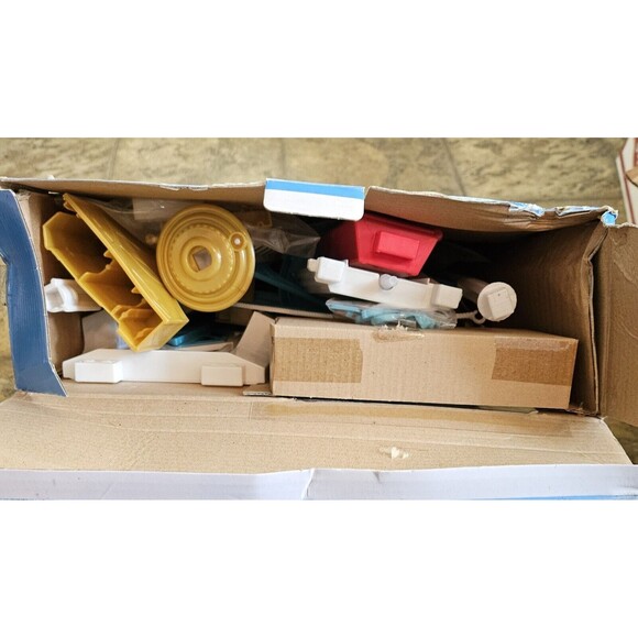 DC Super Hero Girls Super Hero High School Playset with Exclusive Batgirl Figure - Picture 6 of 6